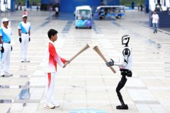 姿势驱逐全运圣火